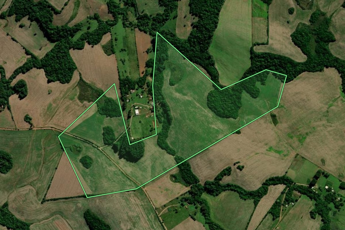 Imagem de satélite do imóvel rural em Jacuizinho (RS), com o contorno declarado no CAR desenhado por cima.