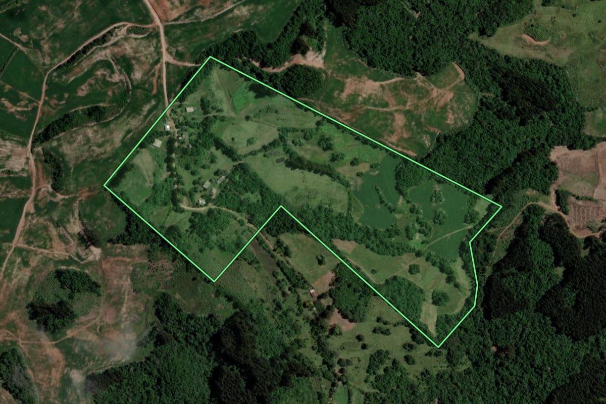 Imagem de satélite do imóvel rural em Jacuizinho (RS), com o contorno declarado no CAR desenhado por cima.