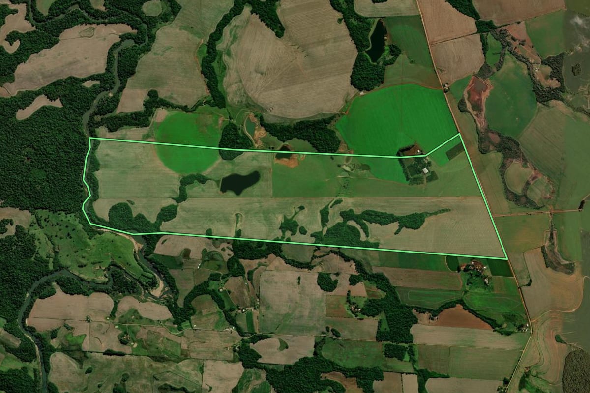 Imagem de satélite do imóvel rural em Jacuizinho (RS), com o contorno declarado no CAR desenhado por cima.