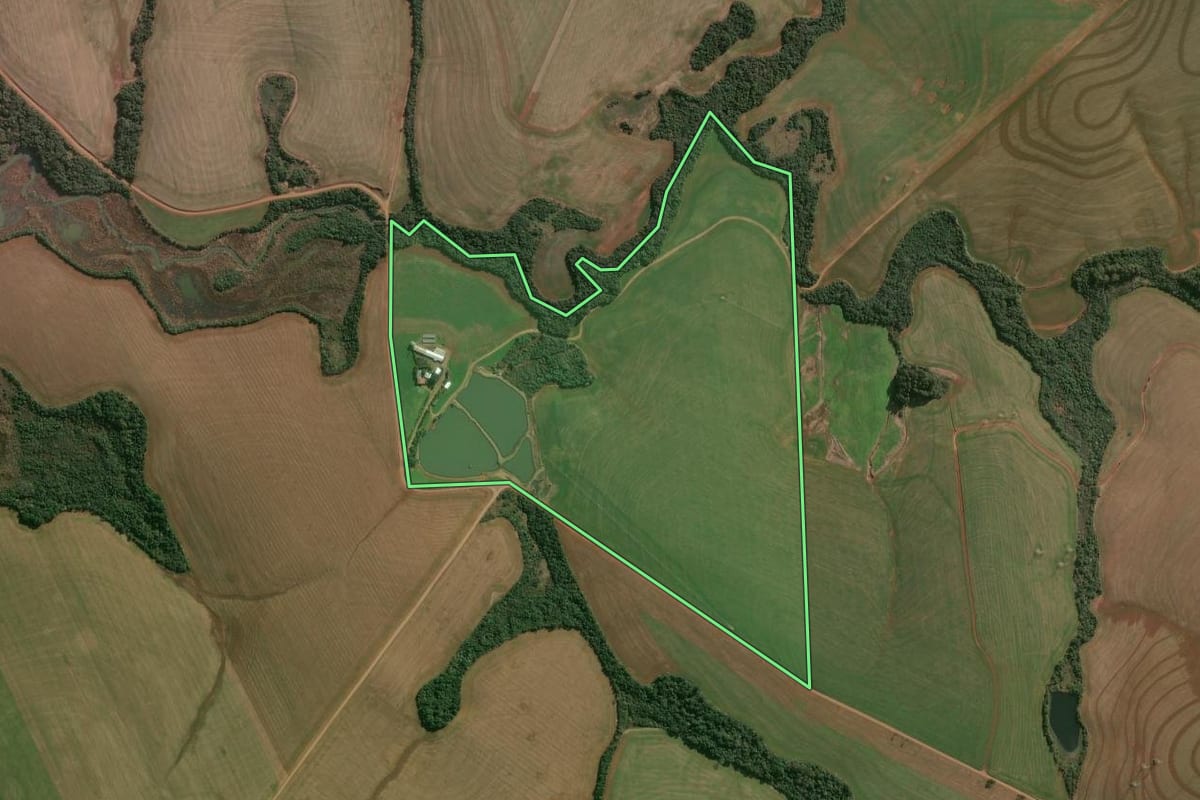 Imagem de satélite do imóvel rural em Jacutinga (RS), com o contorno declarado no CAR desenhado por cima.