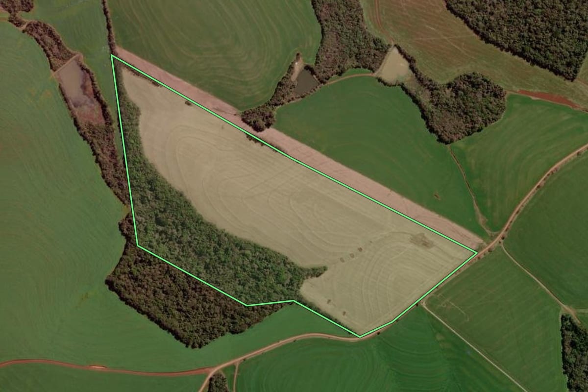 Imagem de satélite do imóvel rural em Jacutinga (RS), com o contorno declarado no CAR desenhado por cima.