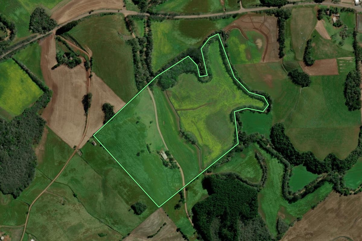 Imagem de satélite do imóvel rural em Jacutinga (RS), com o contorno declarado no CAR desenhado por cima.