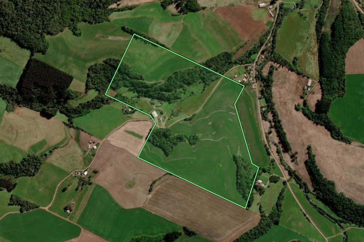 Imagem de satélite do imóvel rural em Jacutinga (RS), com o contorno declarado no CAR desenhado por cima.