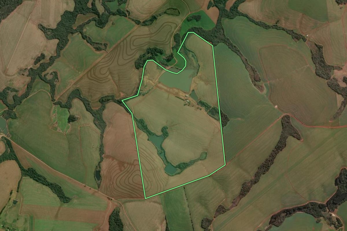 Imagem de satélite do imóvel rural em Jacutinga (RS), com o contorno declarado no CAR desenhado por cima.