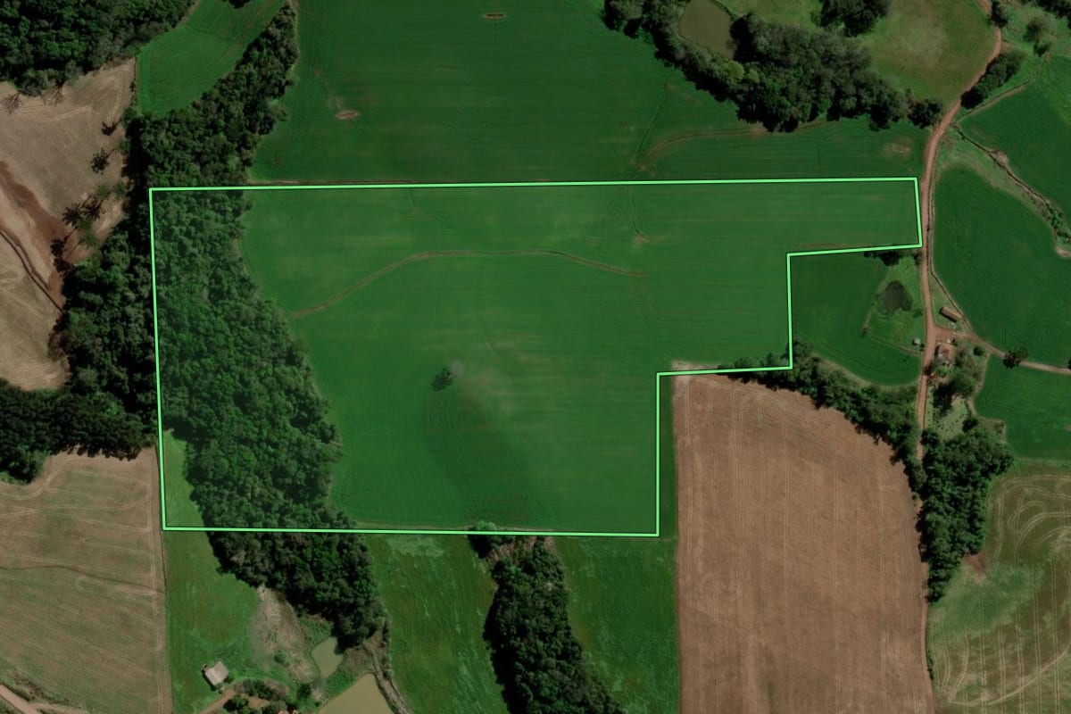 Imagem de satélite do imóvel rural em Jacutinga (RS), com o contorno declarado no CAR desenhado por cima.