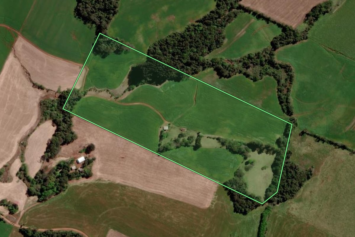Imagem de satélite do imóvel rural em Jacutinga (RS), com o contorno declarado no CAR desenhado por cima.