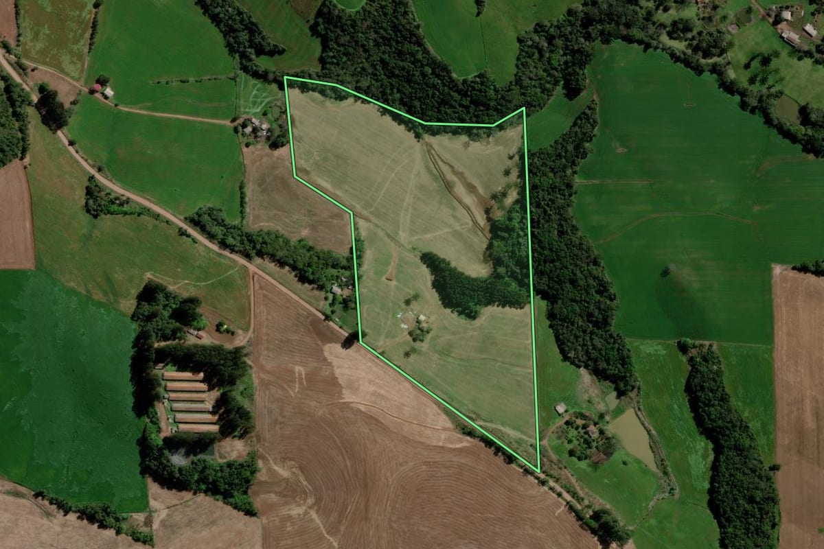 Imagem de satélite do imóvel rural em Jacutinga (RS), com o contorno declarado no CAR desenhado por cima.