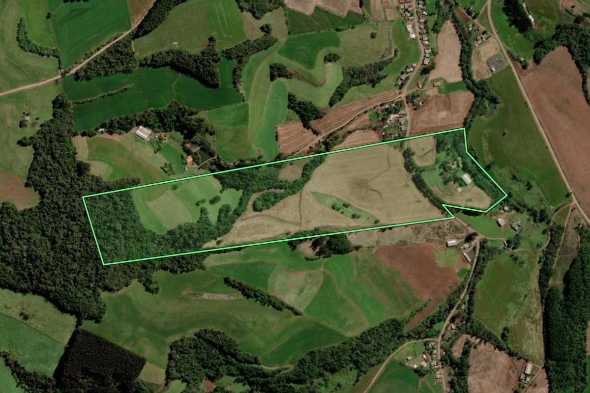 Imagem de satélite do imóvel rural em Jacutinga (RS), com o contorno declarado no CAR desenhado por cima.
