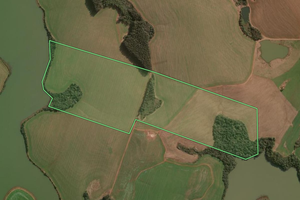 Imagem de satélite do imóvel rural em Jacutinga (RS), com o contorno declarado no CAR desenhado por cima.