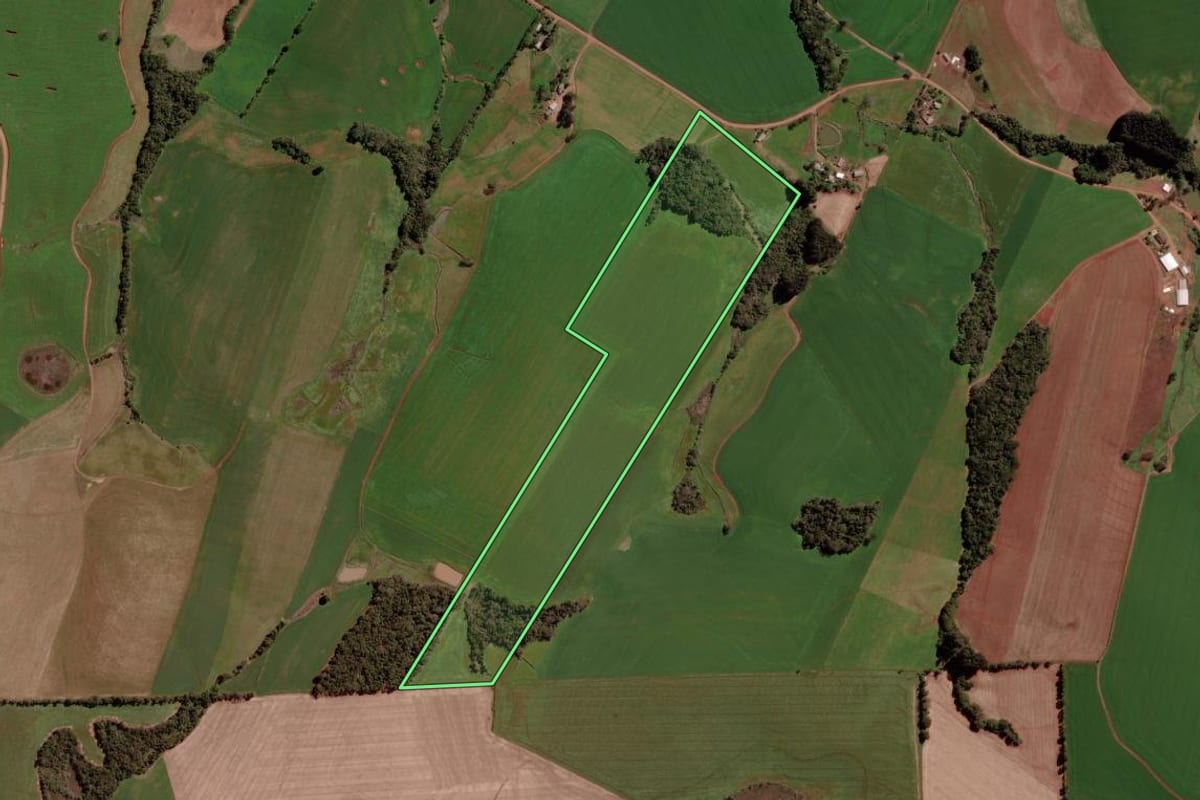 Imagem de satélite do imóvel rural em Jacutinga (RS), com o contorno declarado no CAR desenhado por cima.