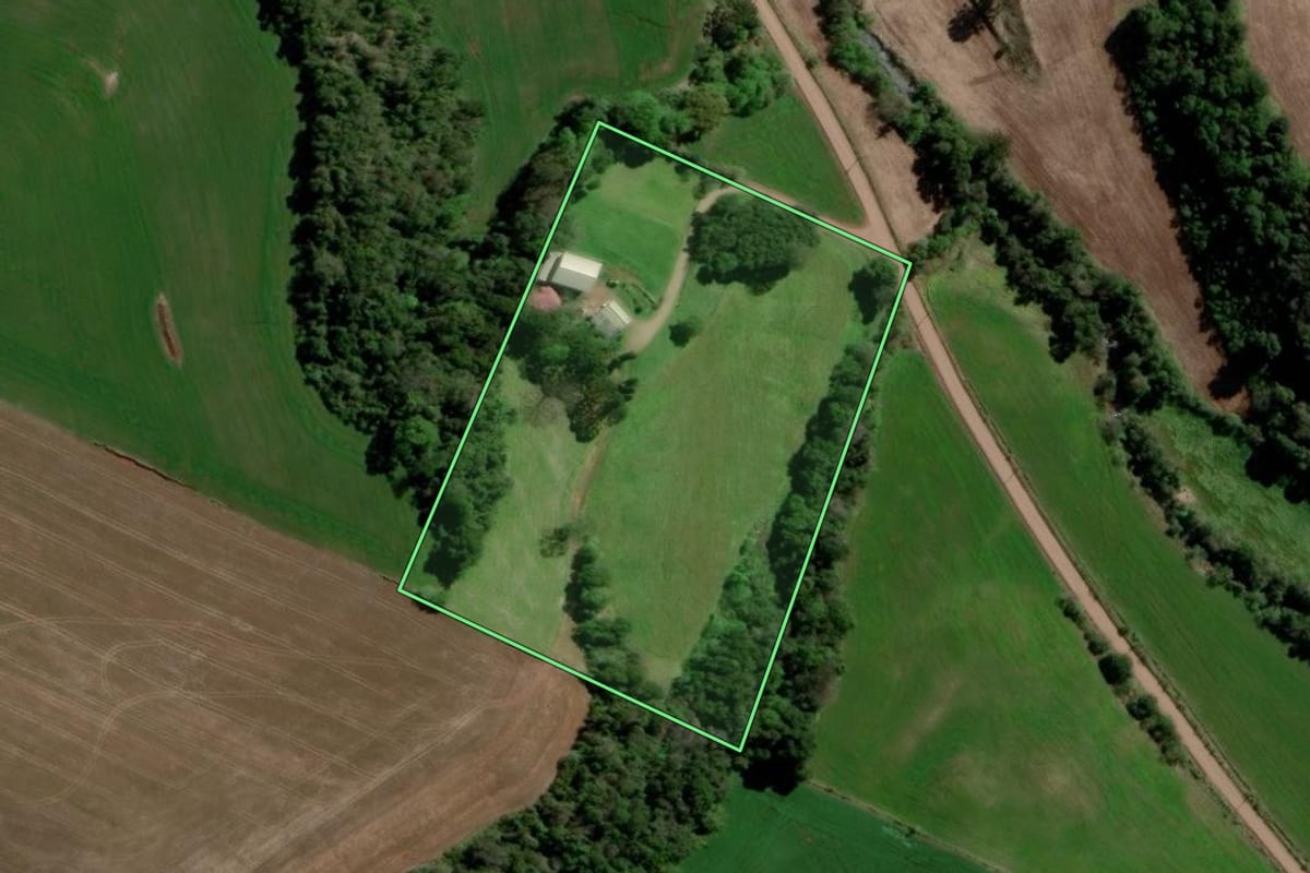 Imagem de satélite do imóvel rural em Jacutinga (RS), com o contorno declarado no CAR desenhado por cima.