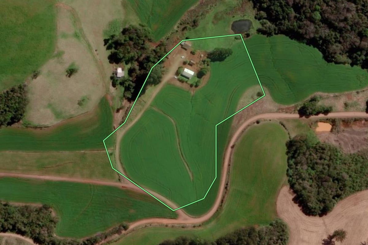 Imagem de satélite do imóvel rural em Jacutinga (RS), com o contorno declarado no CAR desenhado por cima.