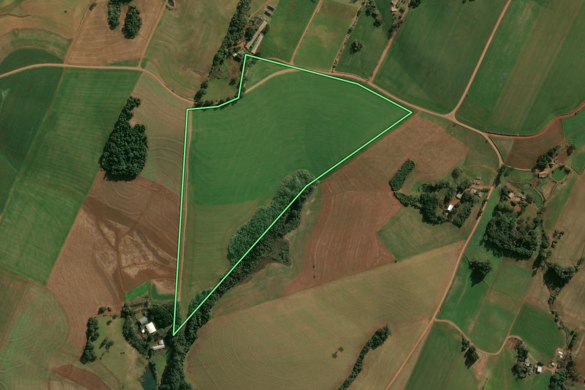 Imagem de satélite do imóvel rural em Jacutinga (RS), com o contorno declarado no CAR desenhado por cima.