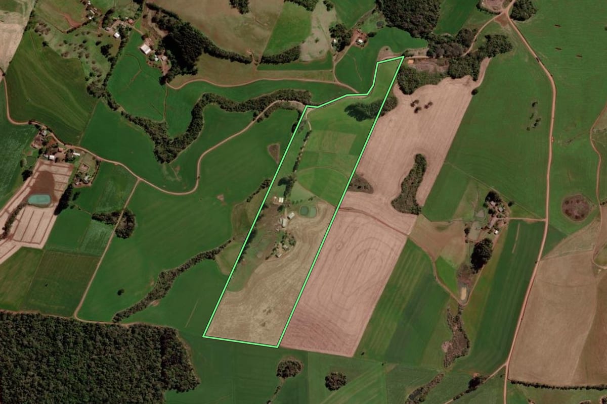 Imagem de satélite do imóvel rural em Jacutinga (RS), com o contorno declarado no CAR desenhado por cima.