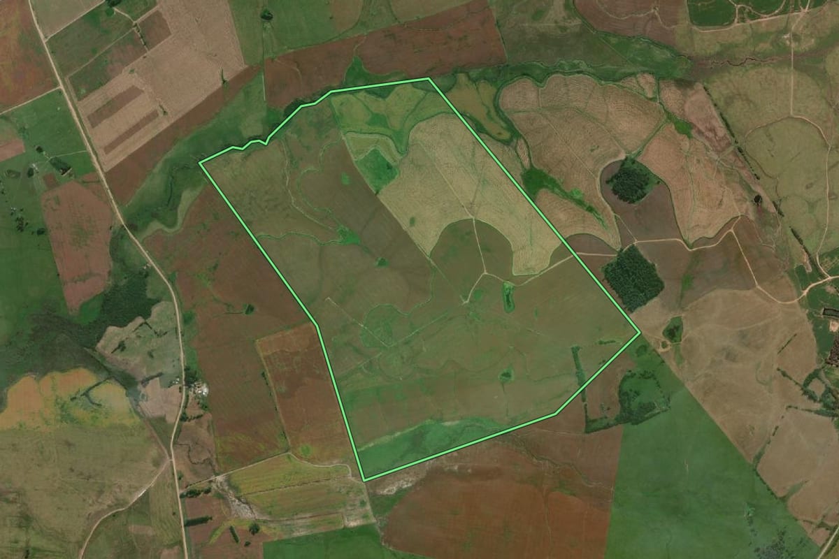 Imagem de satélite do imóvel rural em Jaguarão (RS), com o contorno declarado no CAR desenhado por cima.