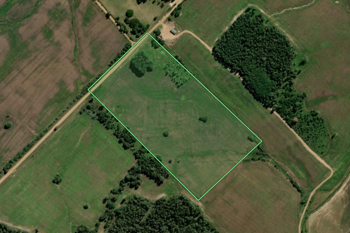 Imagem de satélite do imóvel rural em Jaguarão (RS), com o contorno declarado no CAR desenhado por cima.