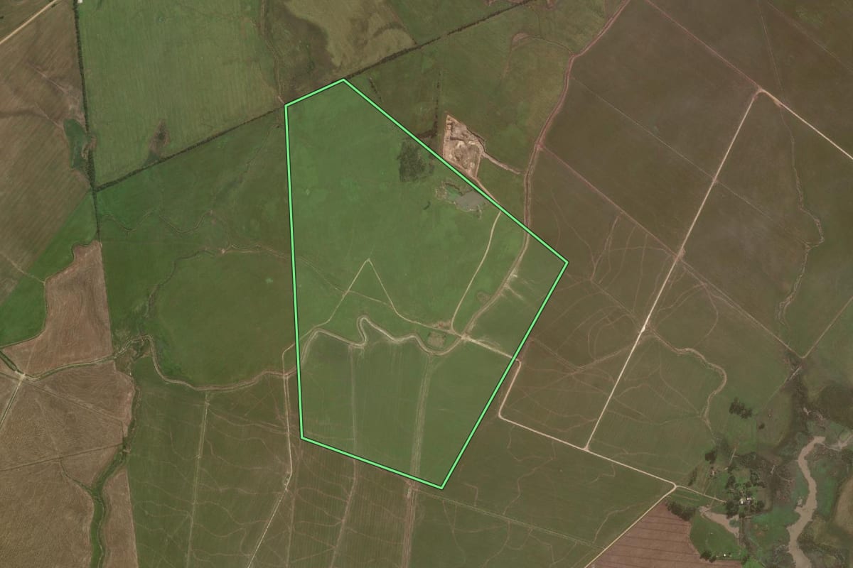 Imagem de satélite do imóvel rural em Jaguarão (RS), com o contorno declarado no CAR desenhado por cima.
