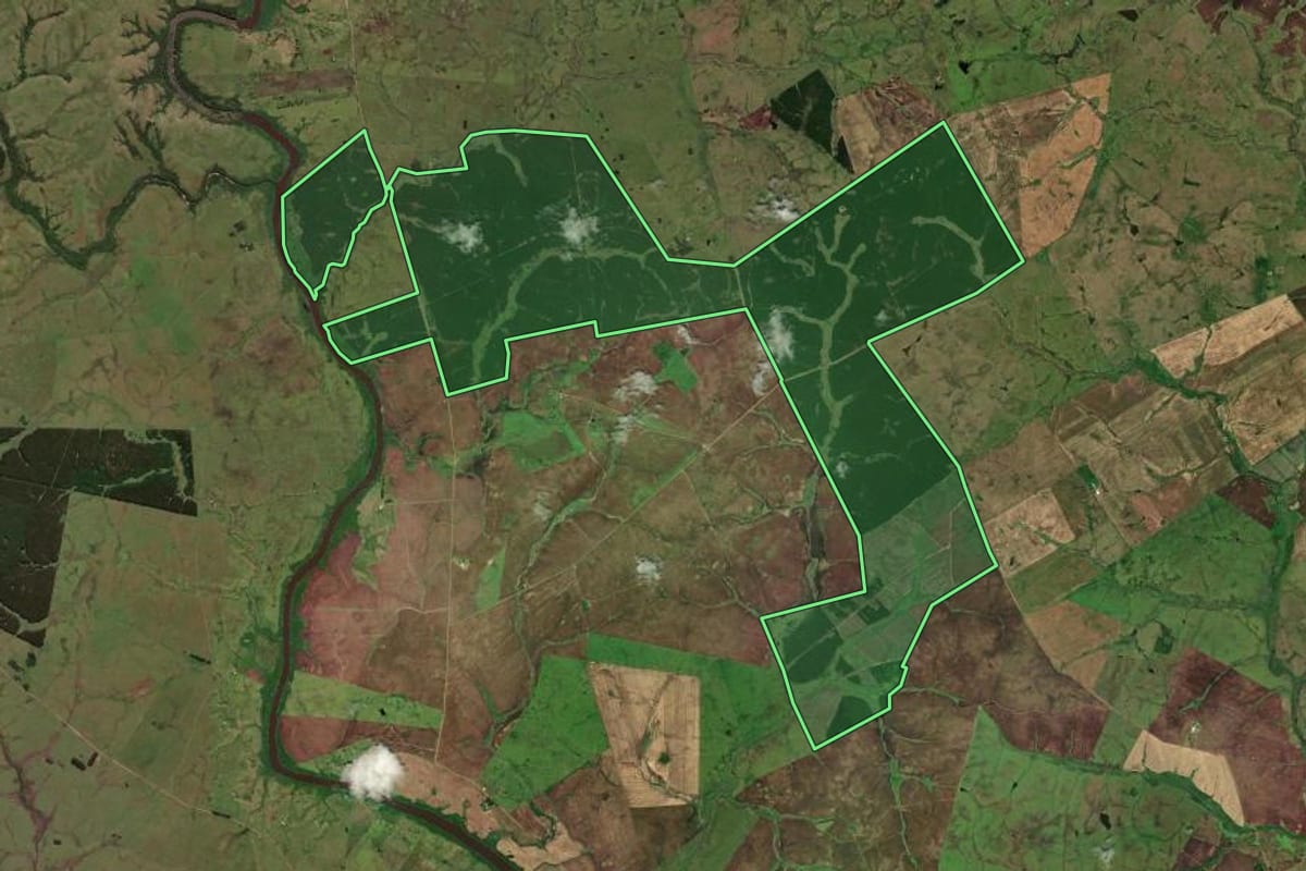 Imagem de satélite do imóvel rural em Jaguarão (RS), com o contorno declarado no CAR desenhado por cima.