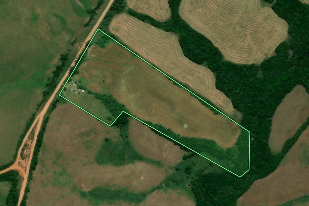 Imagem de satélite do imóvel rural em Jaguarão (RS), com o contorno declarado no CAR desenhado por cima.