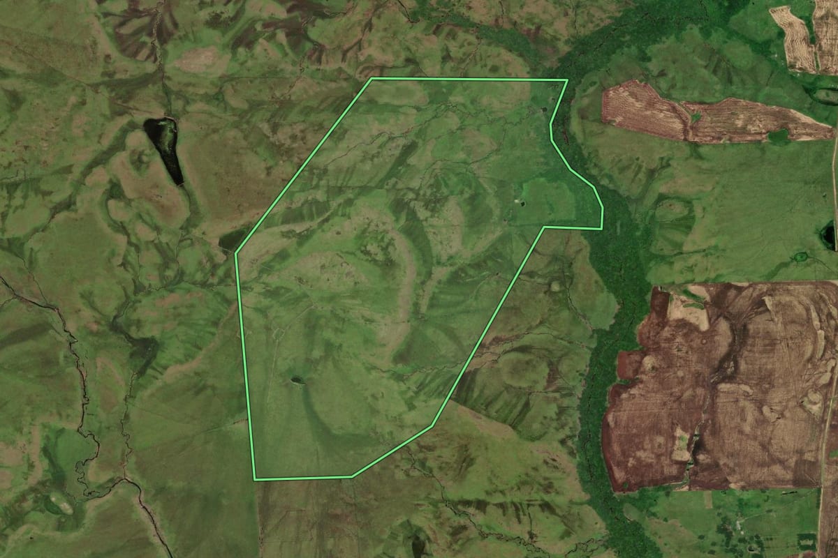 Imagem de satélite do imóvel rural em Jaguarão (RS), com o contorno declarado no CAR desenhado por cima.