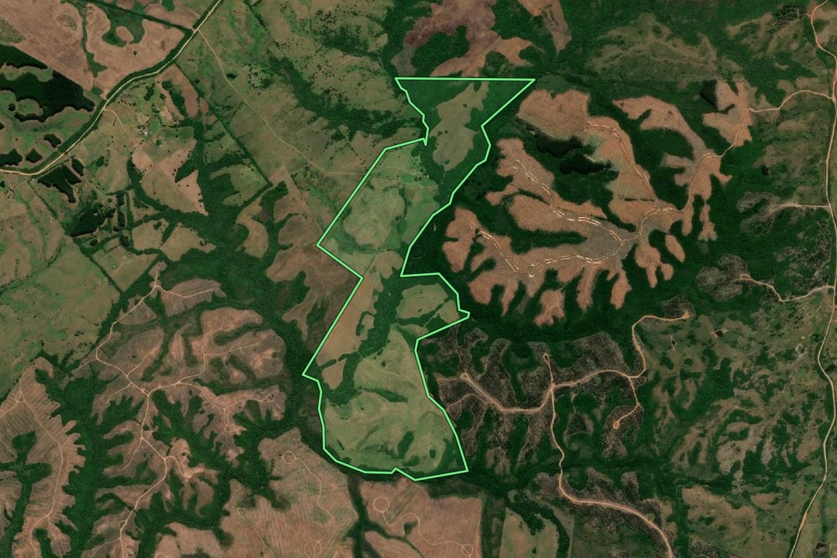 Imagem de satélite do imóvel rural em Jaguarão (RS), com o contorno declarado no CAR desenhado por cima.