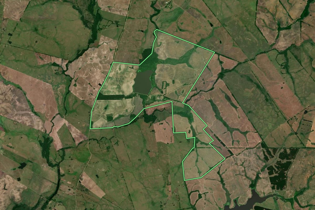 Imagem de satélite do imóvel rural em Jaguarão (RS), com o contorno declarado no CAR desenhado por cima.
