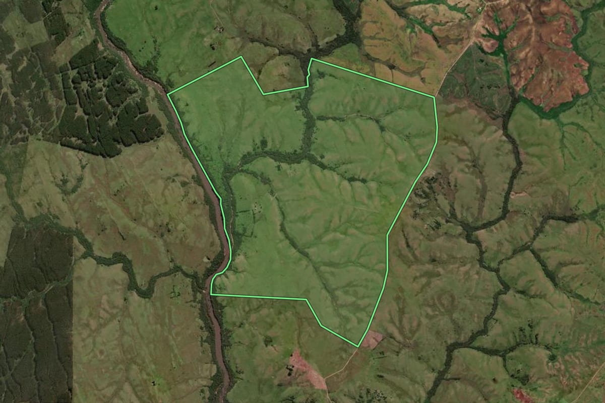Imagem de satélite do imóvel rural em Jaguarão (RS), com o contorno declarado no CAR desenhado por cima.
