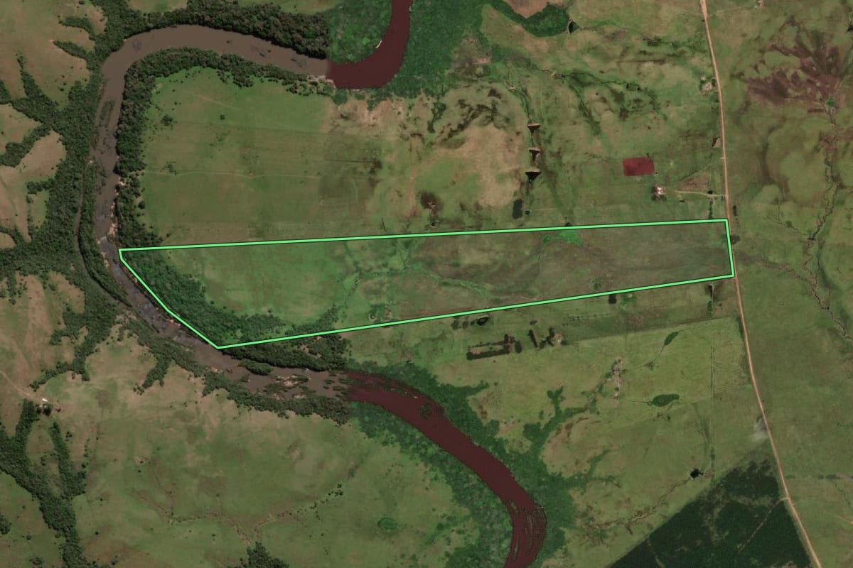 Imagem de satélite do imóvel rural em Jaguarão (RS), com o contorno declarado no CAR desenhado por cima.
