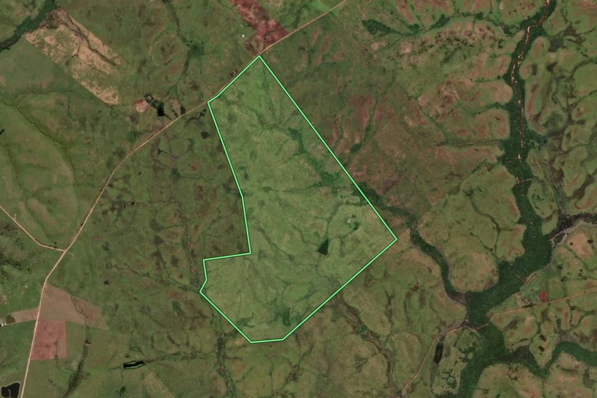 Imagem de satélite do imóvel rural em Jaguarão (RS), com o contorno declarado no CAR desenhado por cima.