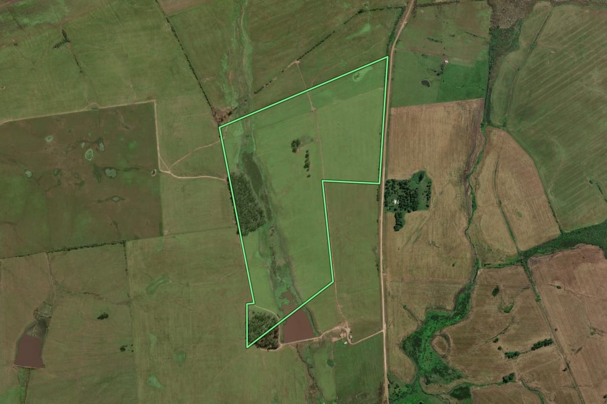 Imagem de satélite do imóvel rural em Jaguarão (RS), com o contorno declarado no CAR desenhado por cima.
