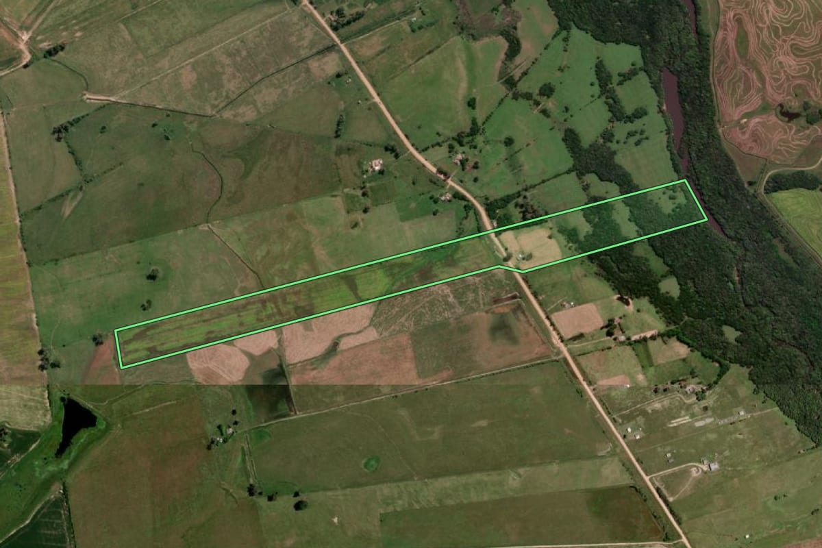 Imagem de satélite do imóvel rural em Jaguarão (RS), com o contorno declarado no CAR desenhado por cima.