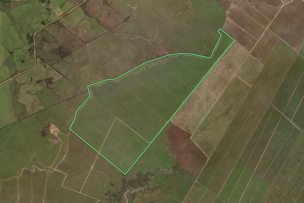 Imagem de satélite do imóvel rural em Jaguarão (RS), com o contorno declarado no CAR desenhado por cima.