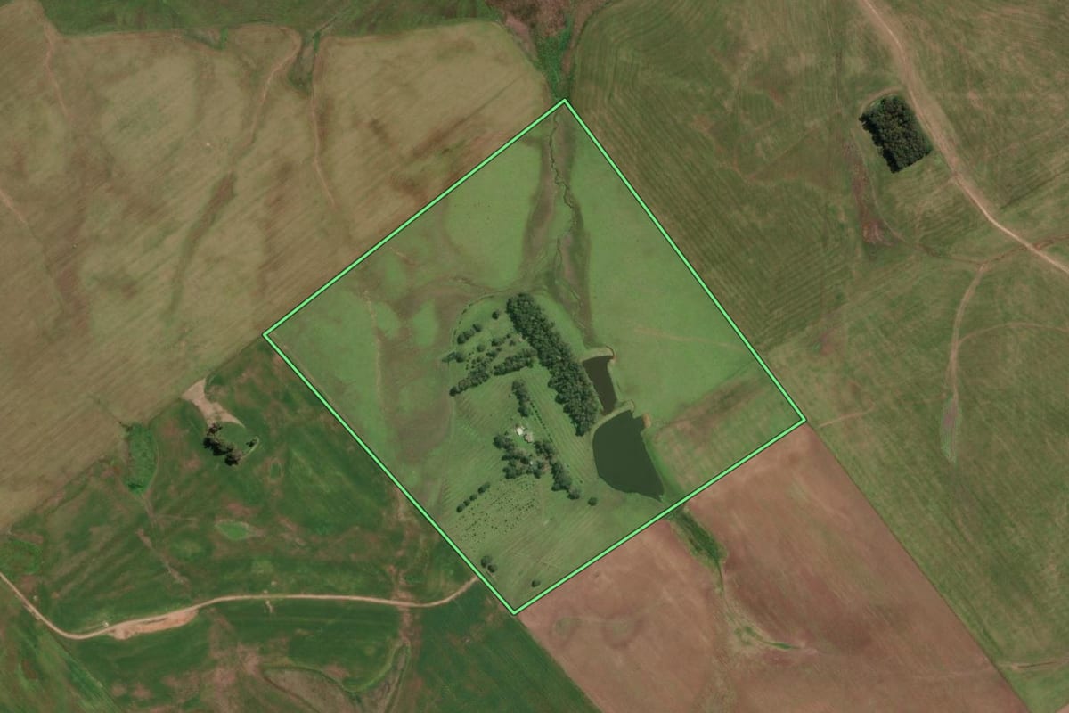Imagem de satélite do imóvel rural em Jaguarão (RS), com o contorno declarado no CAR desenhado por cima.