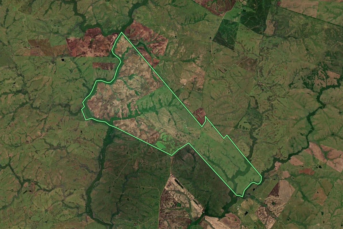 Imagem de satélite do imóvel rural em Jaguarão (RS), com o contorno declarado no CAR desenhado por cima.