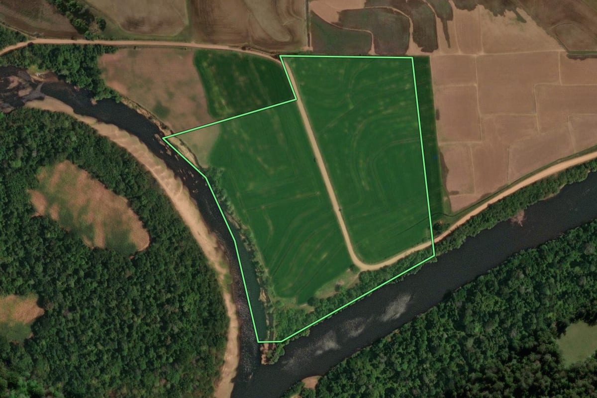 Imagem de satélite do imóvel rural em Jaguari (RS), com o contorno declarado no CAR desenhado por cima.