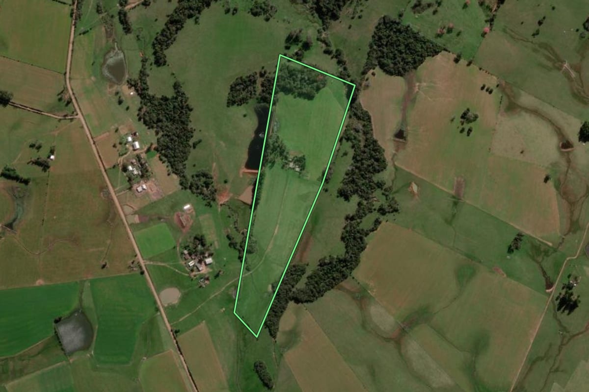 Imagem de satélite do imóvel rural em Jaguari (RS), com o contorno declarado no CAR desenhado por cima.