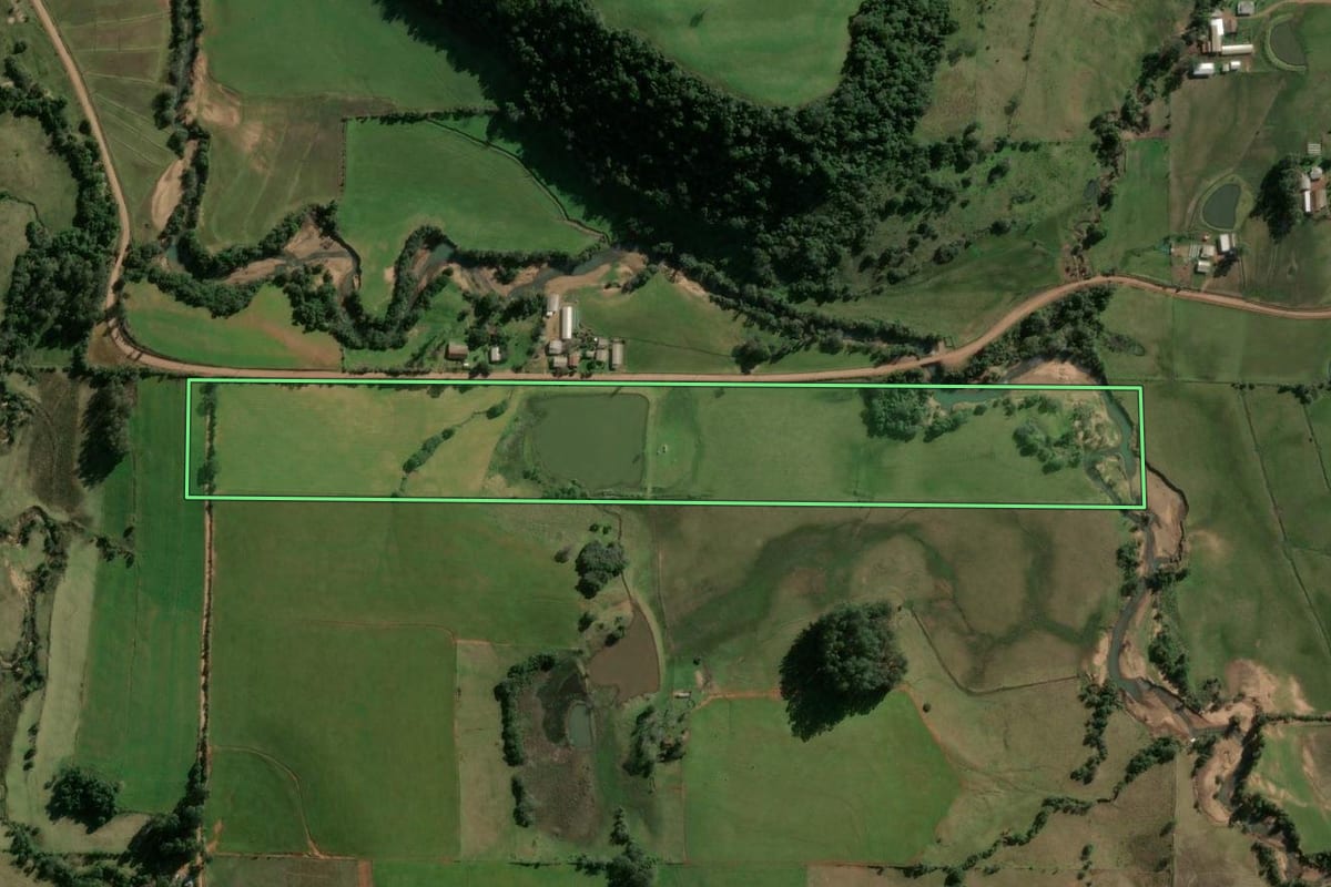 Imagem de satélite do imóvel rural em Jaguari (RS), com o contorno declarado no CAR desenhado por cima.