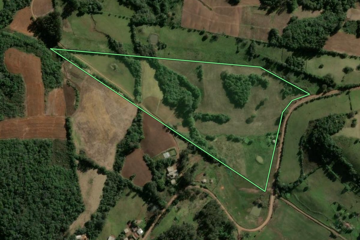 Imagem de satélite do imóvel rural em Jaguari (RS), com o contorno declarado no CAR desenhado por cima.