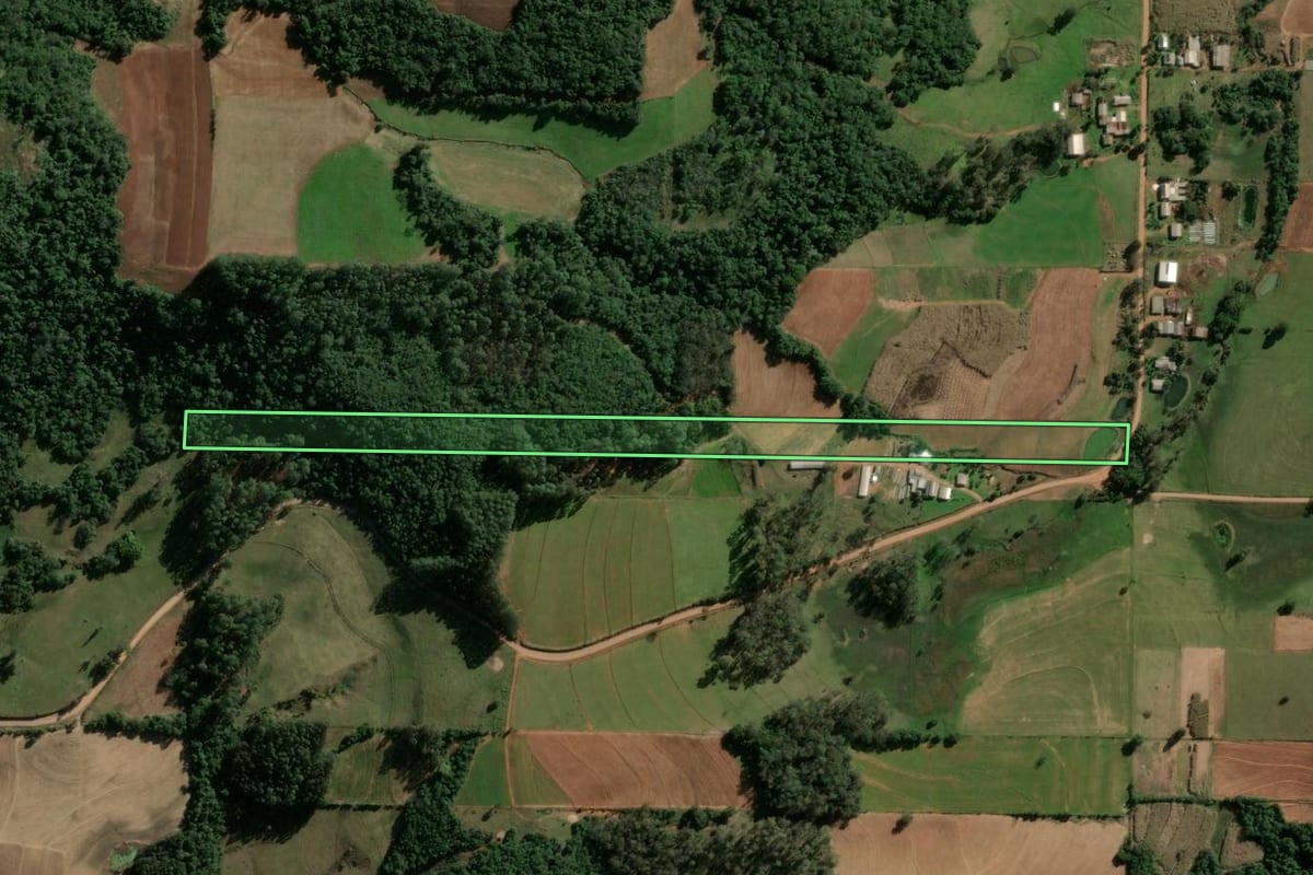 Imagem de satélite do imóvel rural em Jaguari (RS), com o contorno declarado no CAR desenhado por cima.