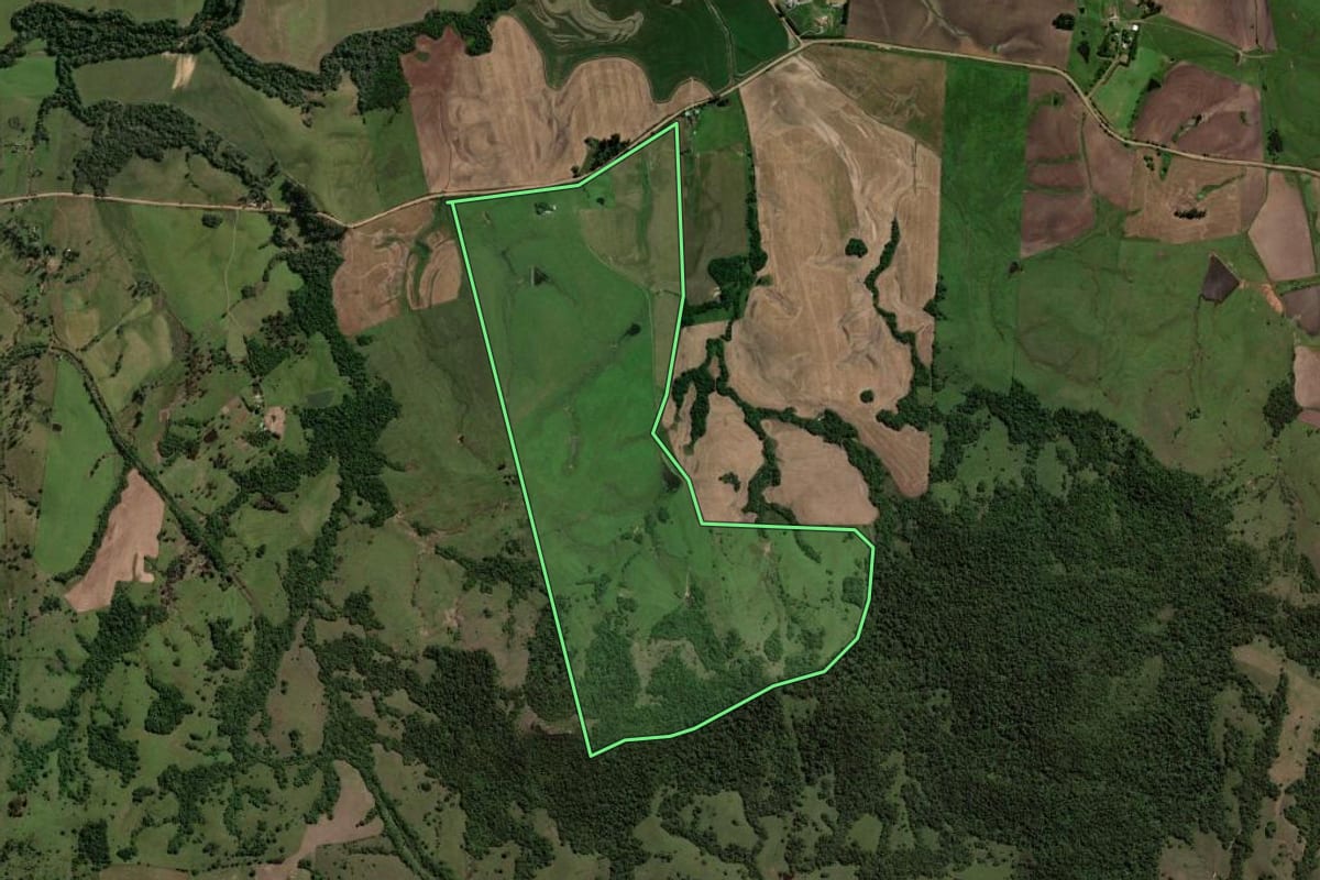 Imagem de satélite do imóvel rural em Jaguari (RS), com o contorno declarado no CAR desenhado por cima.