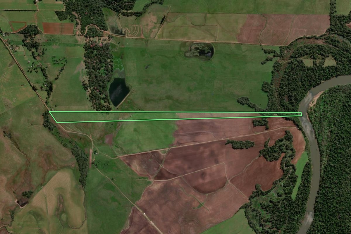 Imagem de satélite do imóvel rural em Jaguari (RS), com o contorno declarado no CAR desenhado por cima.