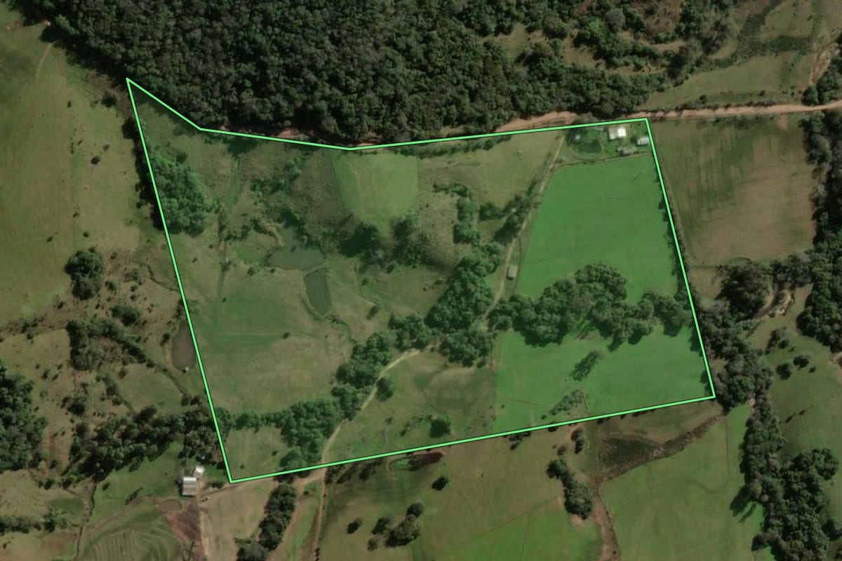 Imagem de satélite do imóvel rural em Jaguari (RS), com o contorno declarado no CAR desenhado por cima.