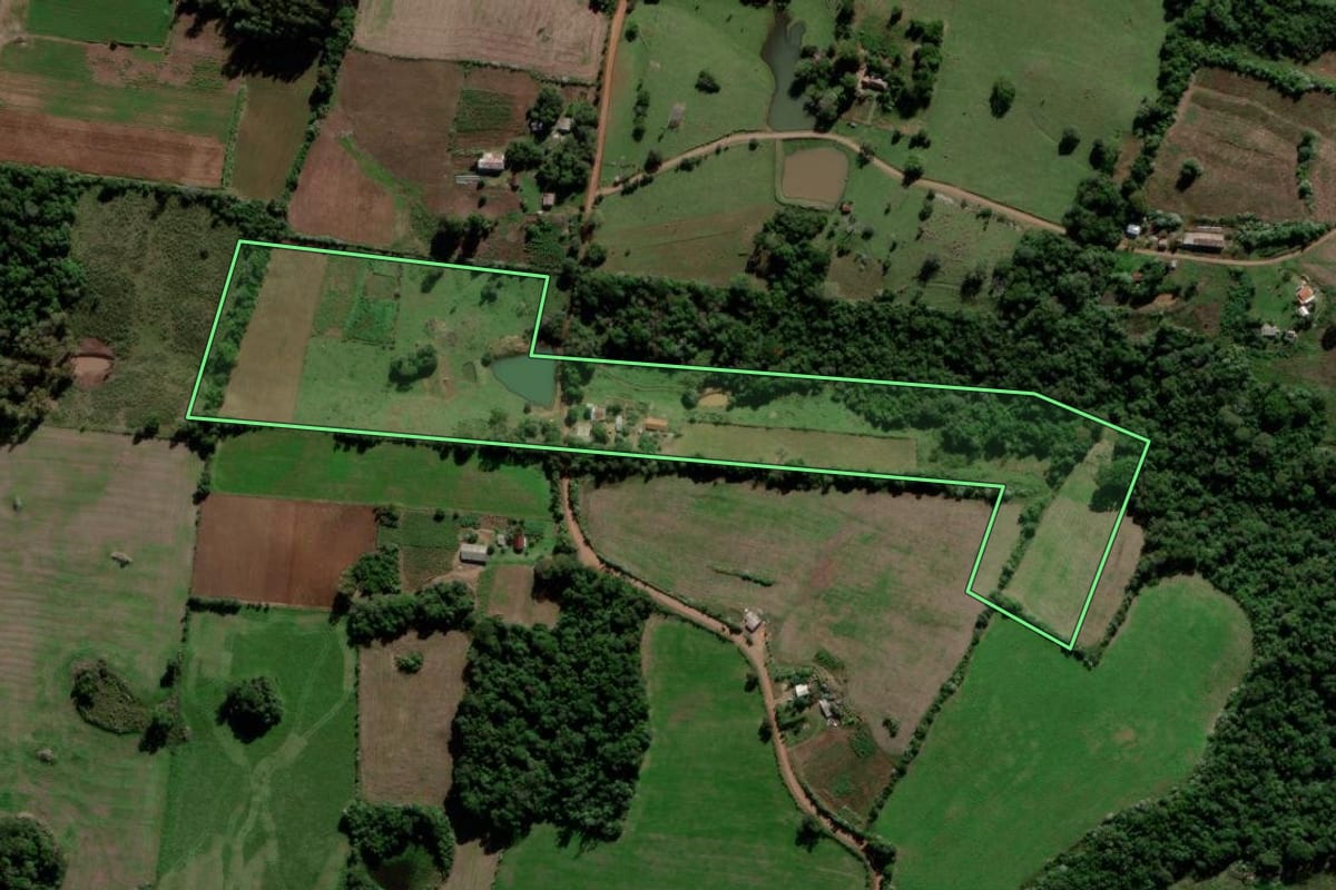 Imagem de satélite do imóvel rural em Jaguari (RS), com o contorno declarado no CAR desenhado por cima.