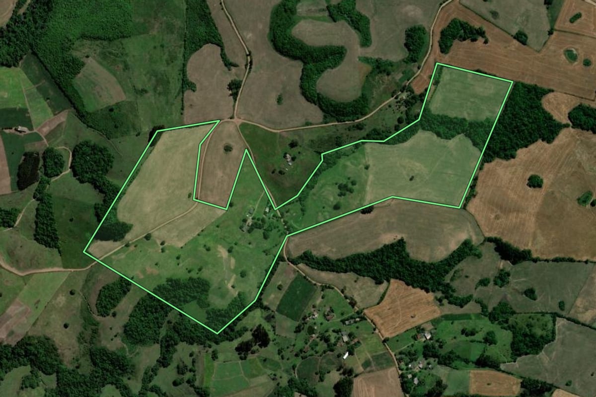 Imagem de satélite do imóvel rural em Jaguari (RS), com o contorno declarado no CAR desenhado por cima.