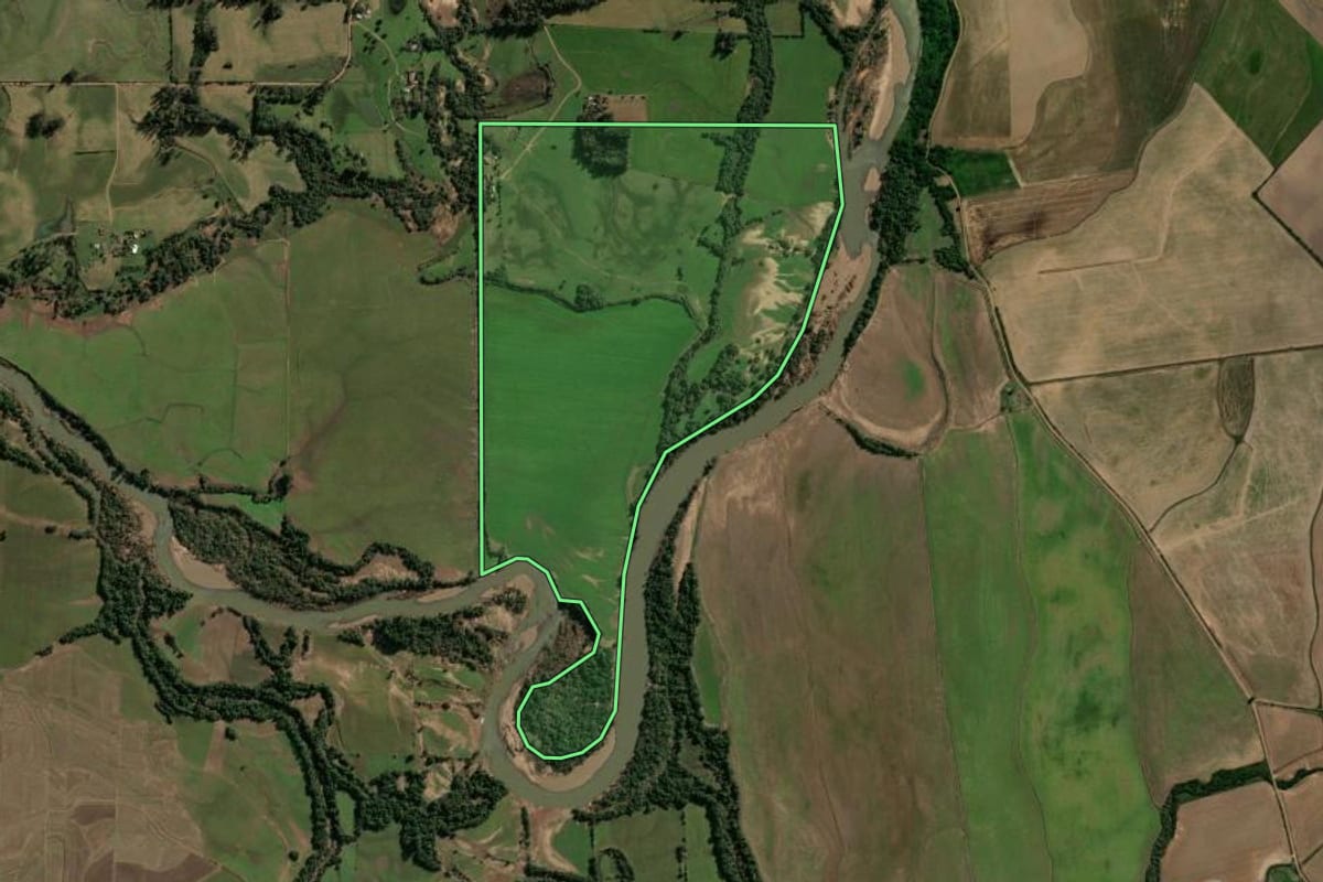Imagem de satélite do imóvel rural em Jaguari (RS), com o contorno declarado no CAR desenhado por cima.