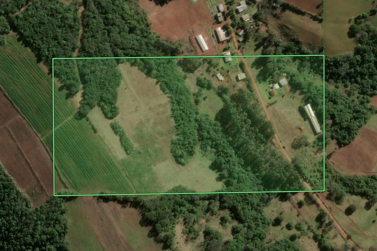 Imagem de satélite do imóvel rural em Jaguari (RS), com o contorno declarado no CAR desenhado por cima.