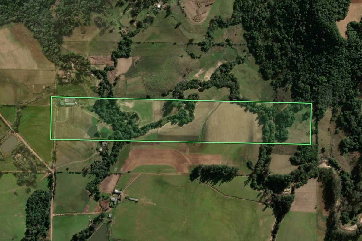 Imagem de satélite do imóvel rural em Jaguari (RS), com o contorno declarado no CAR desenhado por cima.