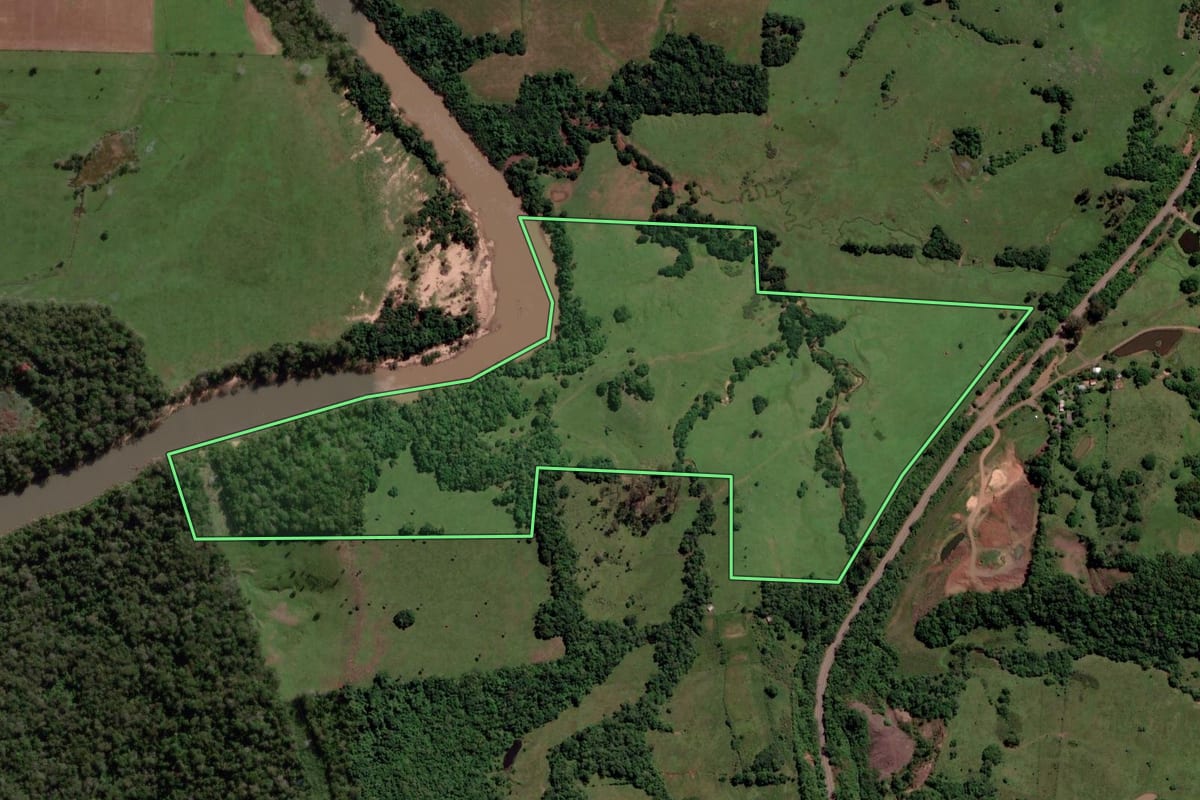 Imagem de satélite do imóvel rural em Jaguari (RS), com o contorno declarado no CAR desenhado por cima.