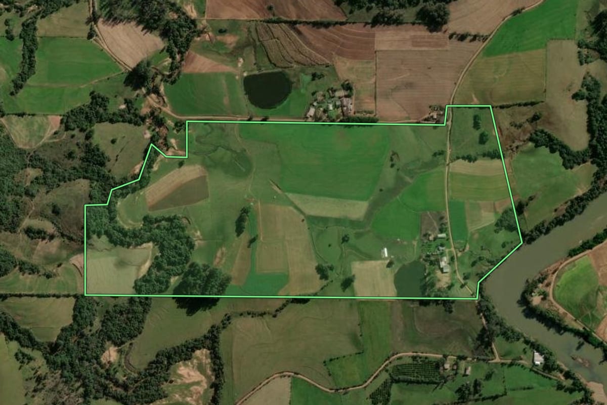 Imagem de satélite do imóvel rural em Jaguari (RS), com o contorno declarado no CAR desenhado por cima.