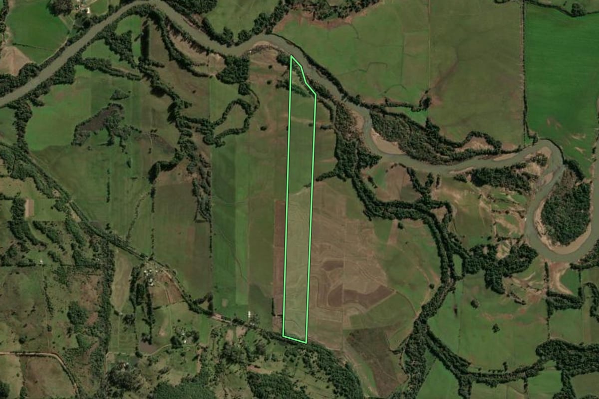 Imagem de satélite do imóvel rural em Jaguari (RS), com o contorno declarado no CAR desenhado por cima.